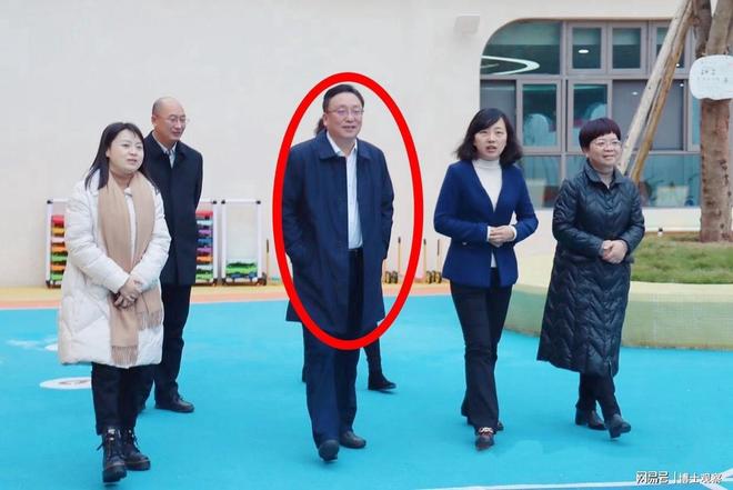 星空·体育中国综合重庆一57岁官员忽然逝世事发前曾频仍出面死前10天照片流出(图7)